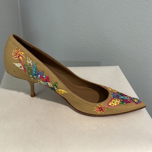 New DKNY Embroidered Heels - Picture 4 of 11